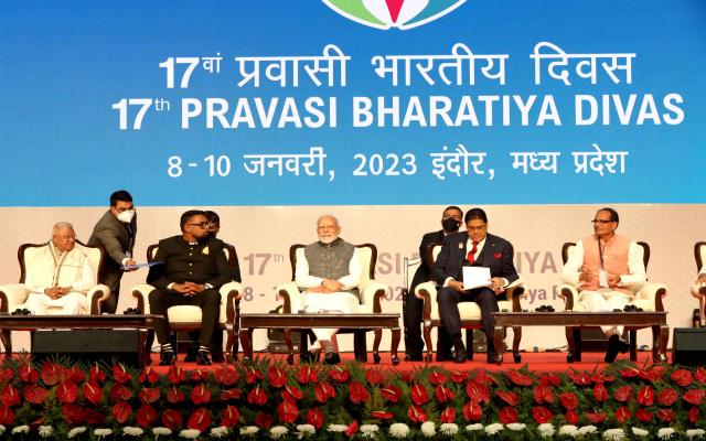 फोटो। प्रधानमंत्री मोदी इन्दौर में प्रवासी भारतीय दिवस सम्मेलन को सम्बोधित करते हुए।